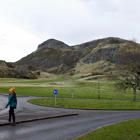 2 Bedrooms Flat Central Edinburgh, Sleeps 6, In The Shadow Of Holyrood Park And Arthur'S Seat With Free Parking, Two Bed Rooms Esterno foto