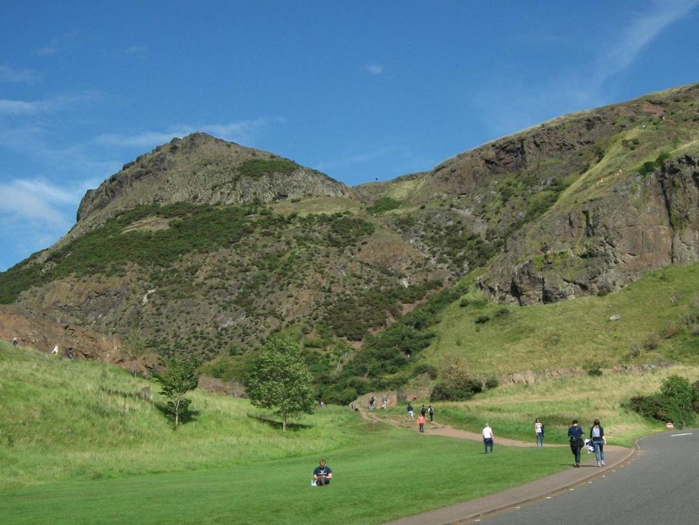 2 Bedrooms Flat Central Edinburgh, Sleeps 6, In The Shadow Of Holyrood Park And Arthur'S Seat With Free Parking, Two Bed Rooms Esterno foto