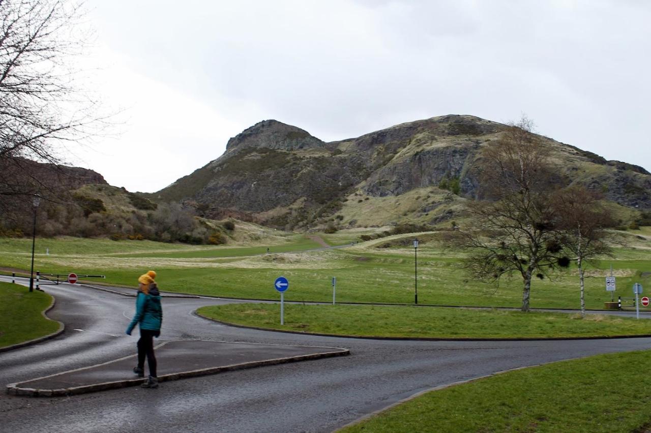 2 Bedrooms Flat Central Edinburgh, Sleeps 6, In The Shadow Of Holyrood Park And Arthur'S Seat With Free Parking, Two Bed Rooms Esterno foto